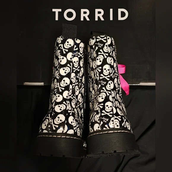 Torrid Betsy Johnson Combat Boot Black Skull Faux Patent Leather (WW) Size 11 - Picture 7 of 15
